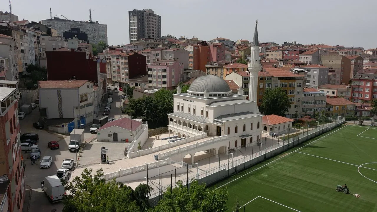 Kağıthane Sultan Melik Camii'nin kubbesi, minaresi ve avlusunun havadan görünüşü