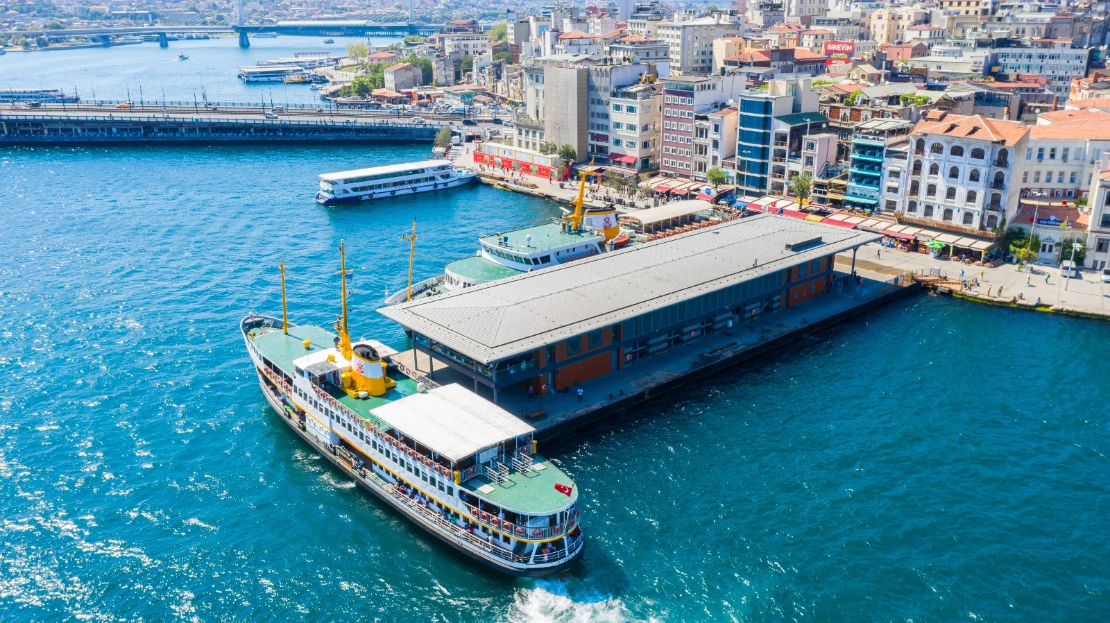 Karaköy Şehir Hatları Yüzer İskelesi ve yanaşan vapurların havadan görünüşü