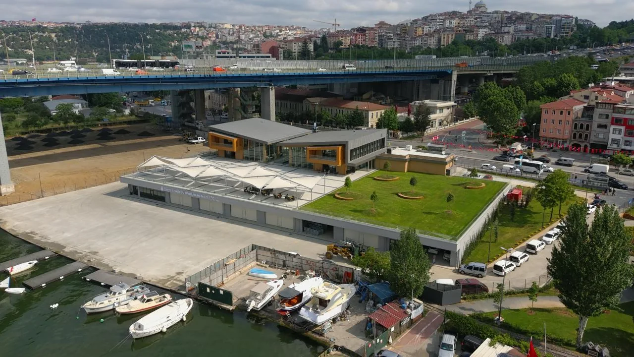 Haliç Su Sporları Merkezi'nin yeşil terası ve kıyı yapısının havadan görünüşü
