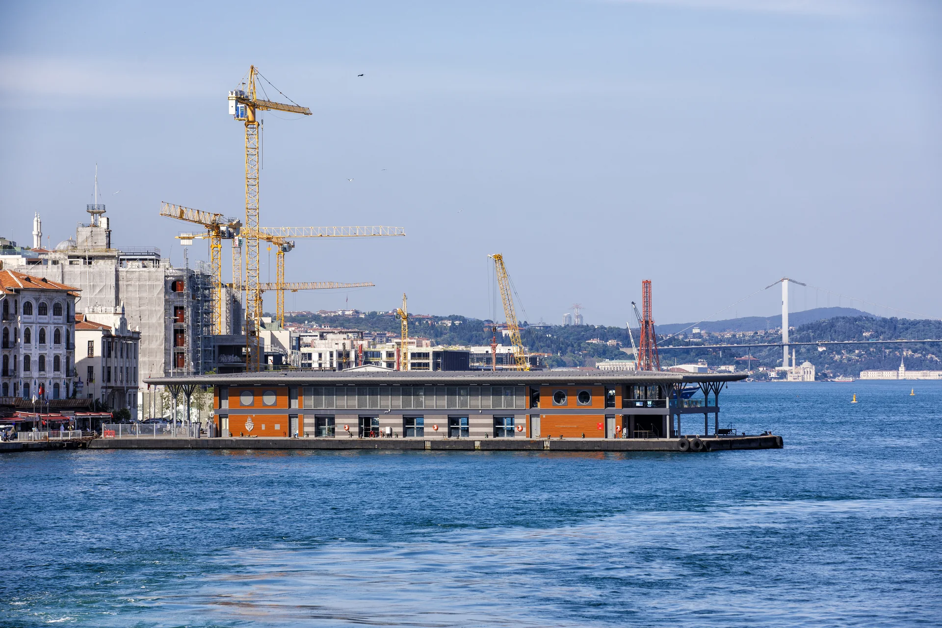 Karaköy Şehir Hatları Yüzer İskelesi ve İstanbul kıyısının denizden görünüşü