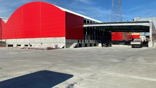 Arnica fabrika ek binasının kırmızı dış cephesi