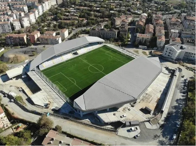 Halit Kıvanç Stadyumu'nun tribünleri ve sahasının havadan görünüşü