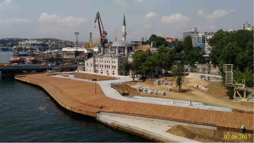 Haliç kıyısında tamamlanan ahşap deck ve sahil düzenlemesi